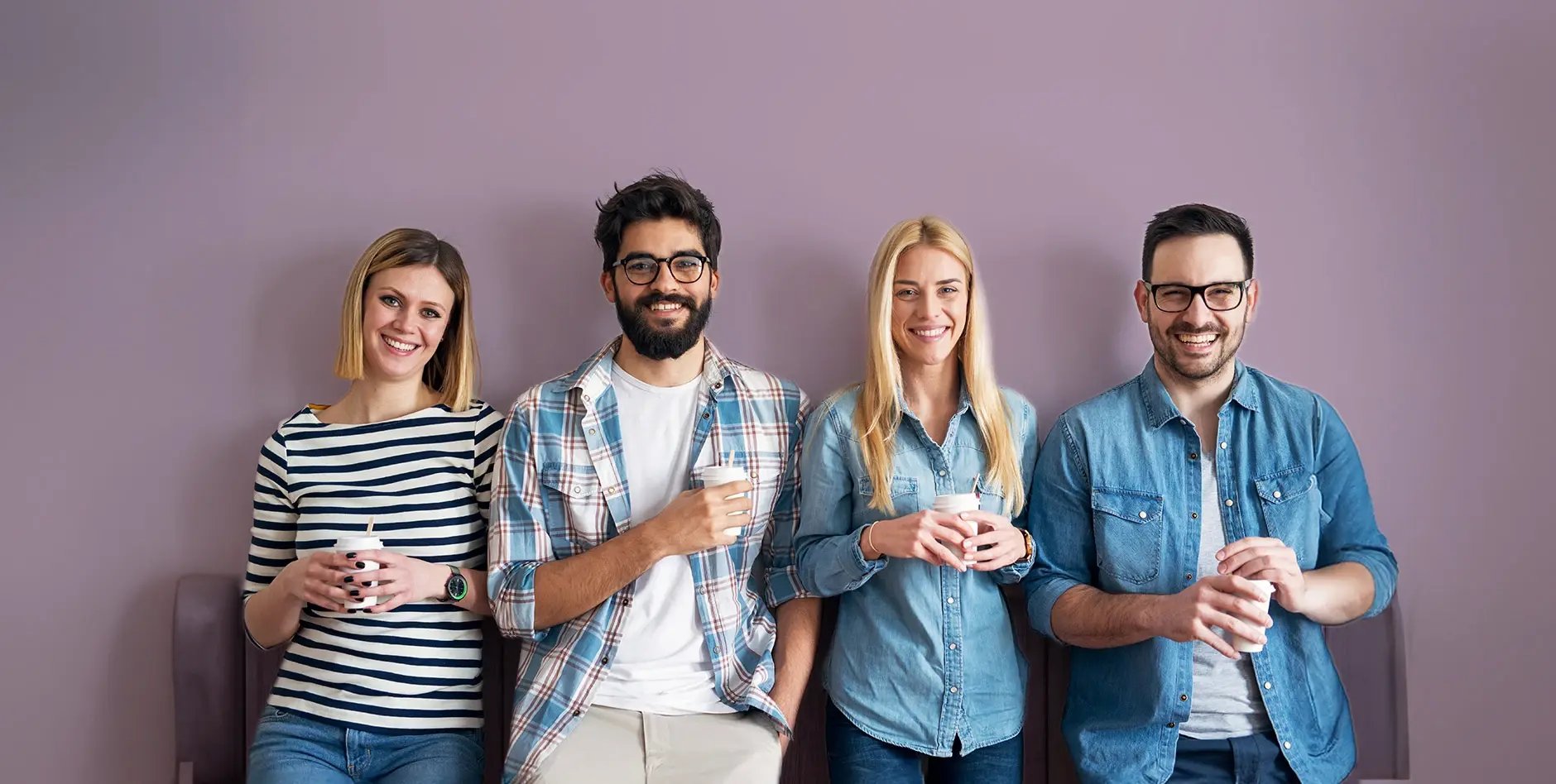 Advania-people-enjoying-coffie-relaxing-up-against-wall-wide