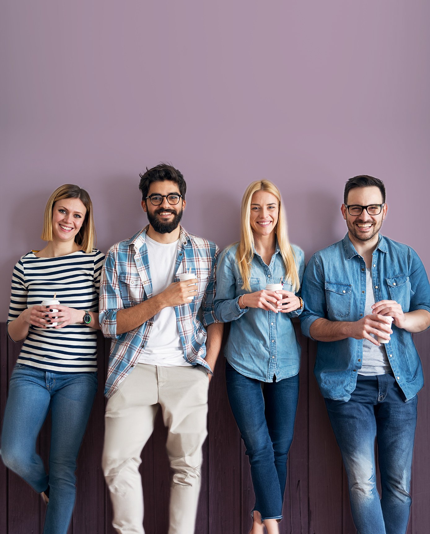 Advania-people-enjoying-coffie-relaxing-up-against-wall2d