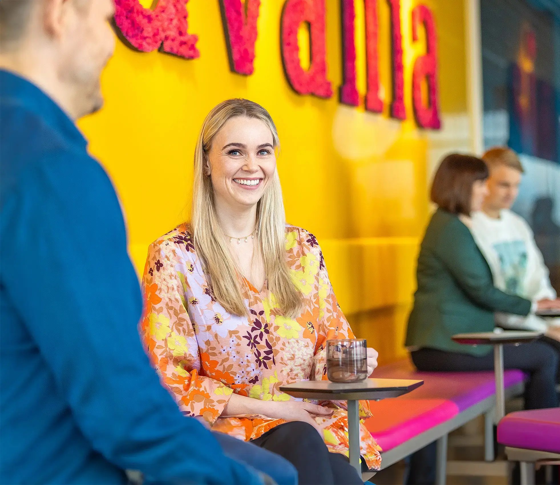 Girl_waiting_in-Advania-IS-Lobby_yellow-downsized