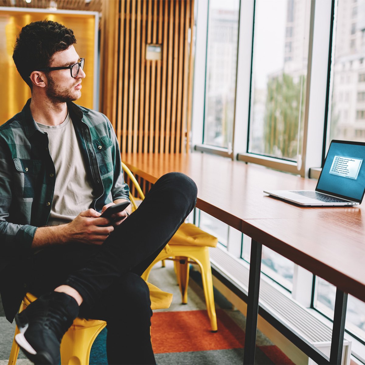 Guy-sitting-in-cafe-chekiing-list