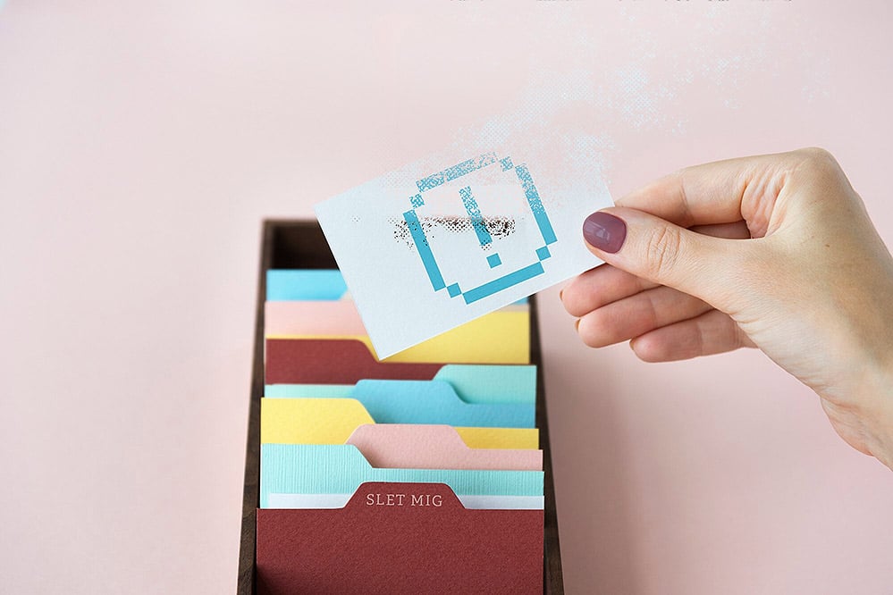 Hand-holding-a-dissoleing-card