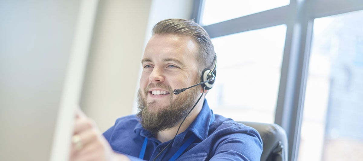IT-supporter-talking-on-the-phone-with-customer