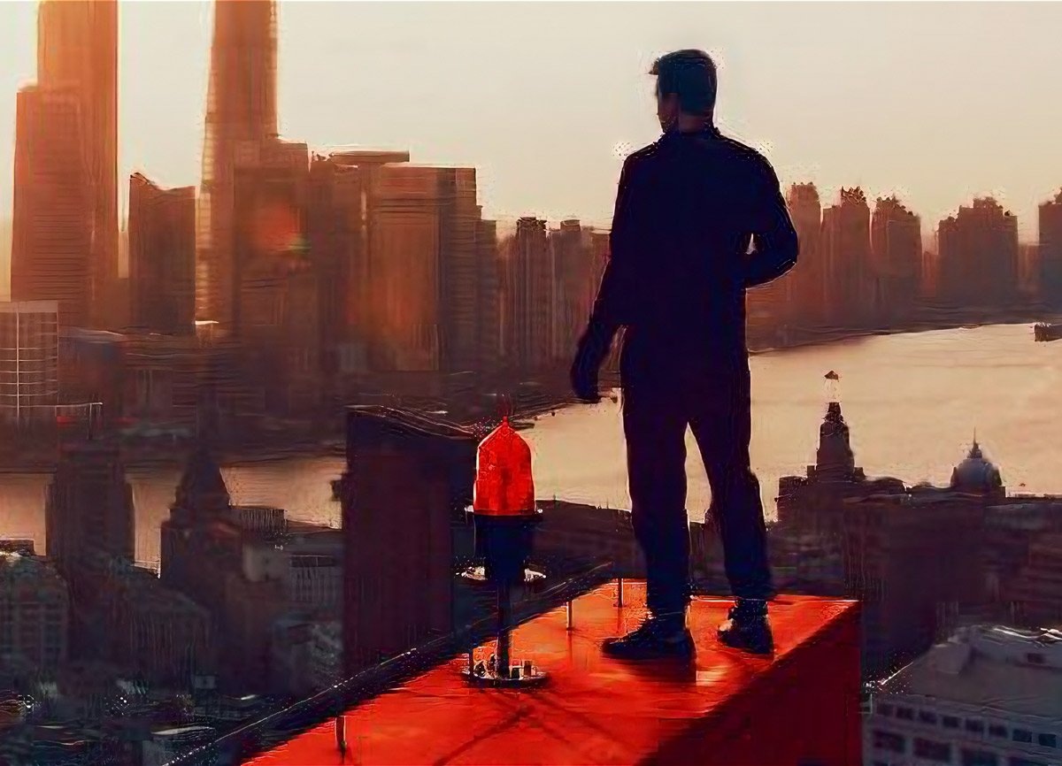 Guy-standing-on-roof-of-skyscraper_square