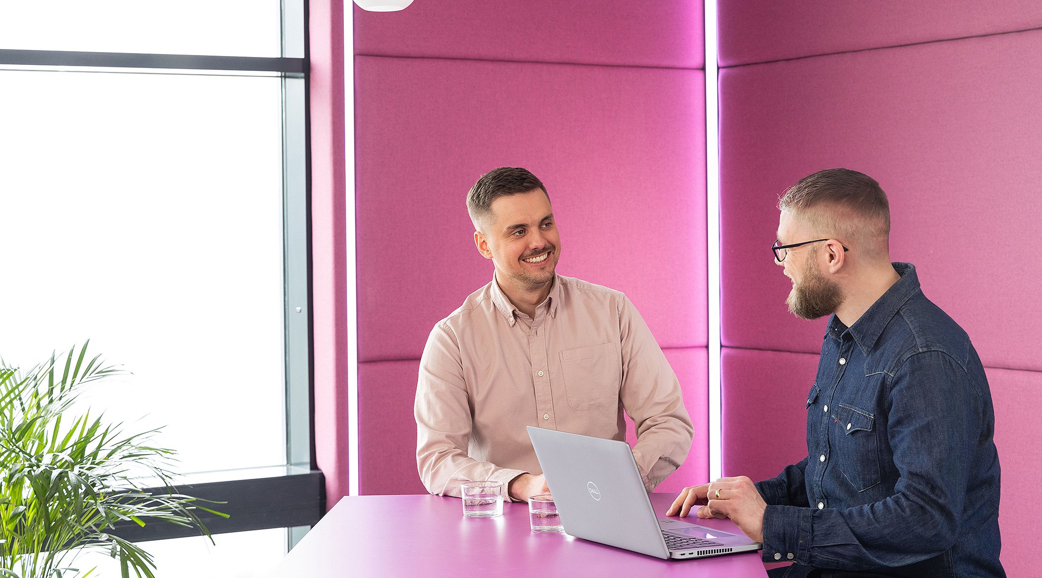 Two-guys-talkin-in-Advania-Pink-Meeting_room-Narrow