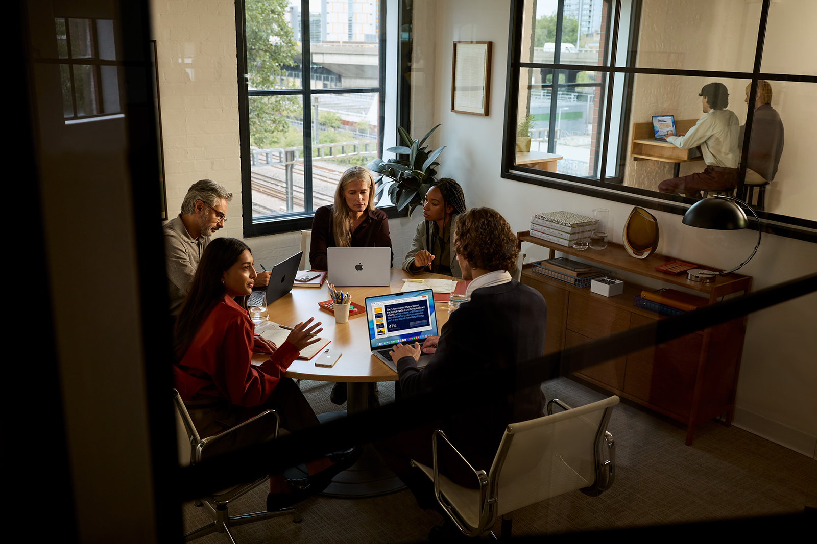 250822_ProdLife-MacBook_Pro_14-inch_M5-London-UnitedKingdom_JM_000410_RGB_00-0215-122_V4_WWEN